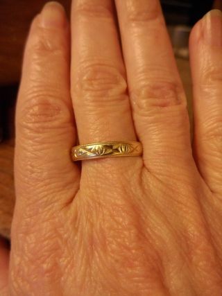 VINTAGE SOLID 14K YELLOW GOLD MEN ' S CARVED WEDDING BAND RING (765) 4