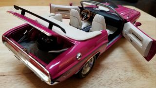1:18 BYC/Highway 61 1970 Dodge Challenger RT Convertible in rare car color. 4