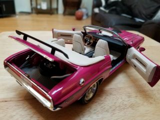 1:18 BYC/Highway 61 1970 Dodge Challenger RT Convertible in rare car color. 5