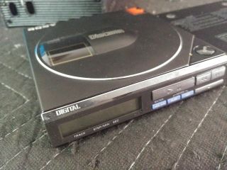 SONY D - 7 DISCMAN VINTAGE CD PLAYER & BP - 200 BATTERY PACK - Powers On 4