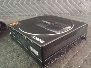 SONY D - 7 DISCMAN VINTAGE CD PLAYER & BP - 200 BATTERY PACK - Powers On 7