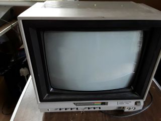 Vintage commodore computer video monitor powers up 3