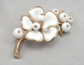Vintage Signed Trifari White Gripoix Poured Glass Flower Pin Brooch Floral 19.  3g