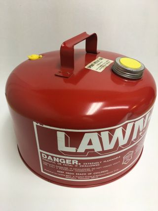 VINTAGE LAWN - BOY OMC 2.  5 GALLON STEEL VENTED GAS CAN DENTED 2