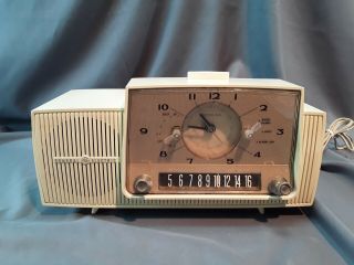 Vintage General Electric Ge C - 480b White Mid Century Am Clock Radio