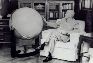 1972 Vintage Photo China Leader Chiang Kai - Shek Pose In Taipei With World Globe