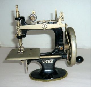 Vintage Singer Cast Iron Sewing Machine