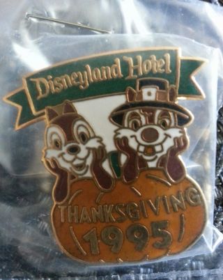 Pin,  Disney Chip & Dale As Pilgrams Disneyland Hotel Thanksgiving 1995 Cast Rare