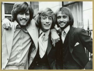 Bee Gees - Rare authentic album page signed by all three,  Photo - 1989 - 3