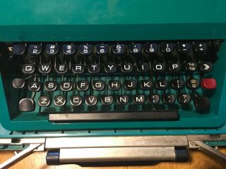 vintage typewriter Olivetti Underwood Studio 45 portable made in Spain w/ case 2