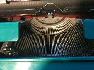 vintage typewriter Olivetti Underwood Studio 45 portable made in Spain w/ case 4