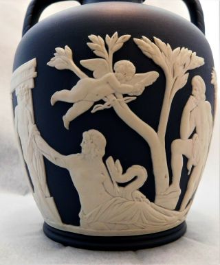 Vintage Wedgwood Jasperware Portland vase,  Black (or dark blue) and white,  1973 8