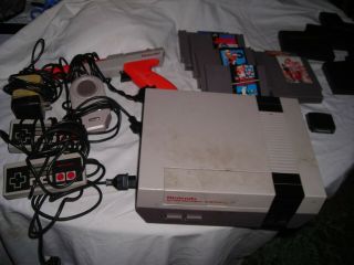 Vintage Nintendo (nes - 001) Console - 2 Controllers 6 Games And Zapper