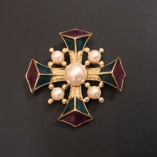 Vintage Trifari Tm Gold Tone Enamel Faux Pearl Maltese Cross Pin Brooch