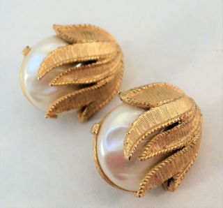 Vtg Sarah Coventry Baroque Pearl & Textured Goldtone Leaves Earrings - Estate