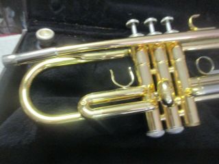 Yamaha YTR2320 Vintage Student Trumpet w/7C Mouthpiece & Case 2