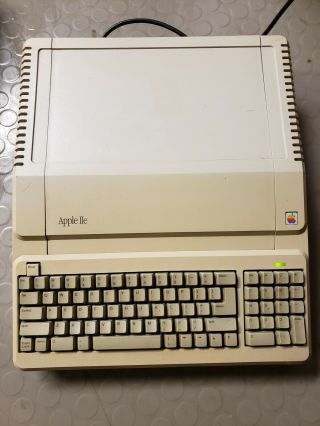 Vintage Apple Iie 2e Computer A2s2128