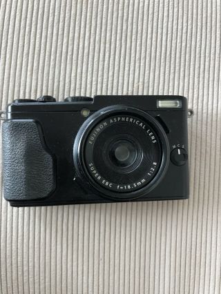 Smashed Screen Fujifilm X70 Black Vintage Style Camera