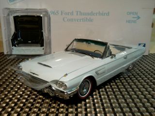 Danbury 1965 Ford Thunderbird.  1:24.  Nos.  Rare Color.  Undisplayed.  Pristine