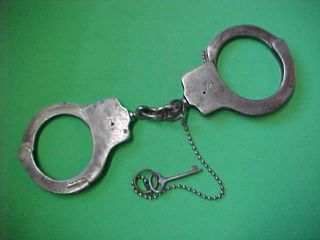 Vintage Peerless Handcuffs (dated Feb 20,  1912 And Nov 25,  1915) With Key,  Low S/n