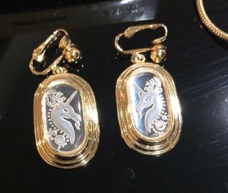 VINTAGE WHITING And DAVIS SIGNED UNICORN CAMEO NECKLACE & EARRINGS 1876 2