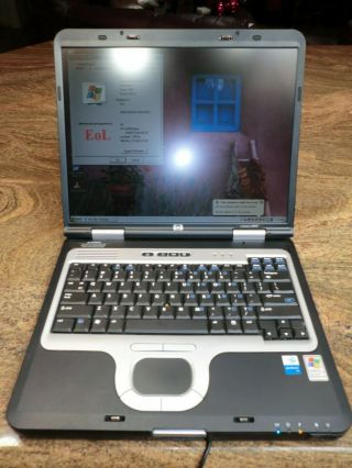 Vintage HP Compaq NC8000 Laptop Intel Pentium M 1.  6GHZ 512MB DVD Dock Station 2