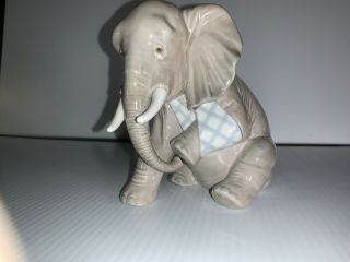 Lladro " Painful Elephant " 5020 - With Leg In A Sling,  Rare - $1,  000 V - "