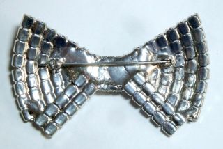 A VINTAGE 1950s SILVER TONE BOW BROOCH WITH CLAW SET WHITE DIAMANTES 2