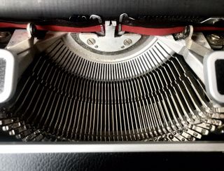 Vintage Olivetti Underwood Lettera 33 Portable Typewriter 6