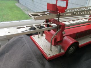 VINTAGE TONKA AERIAL LADDER HYDRAULIC T.  F.  D.  FIRE ENGINE TRUCK NO.  5 4