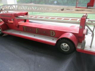 VINTAGE TONKA AERIAL LADDER HYDRAULIC T.  F.  D.  FIRE ENGINE TRUCK NO.  5 6