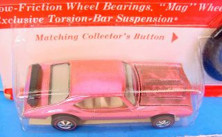 HOT WHEELS REDLINE FACTORY FLAW ' OLDS 442 PINK ?? BASE MINTY CARDED 3