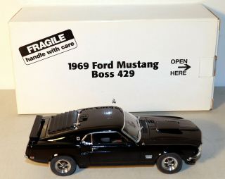 DTE 1:24 DANBURY BLACK 1969 FORD MUSTANG BOSS 429 NIOB 2