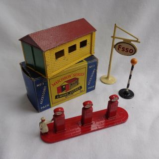 Vintage Matchbox Lesney Moko No3 Car Garage / Esso Pumps & Sign / Dinky Belisha